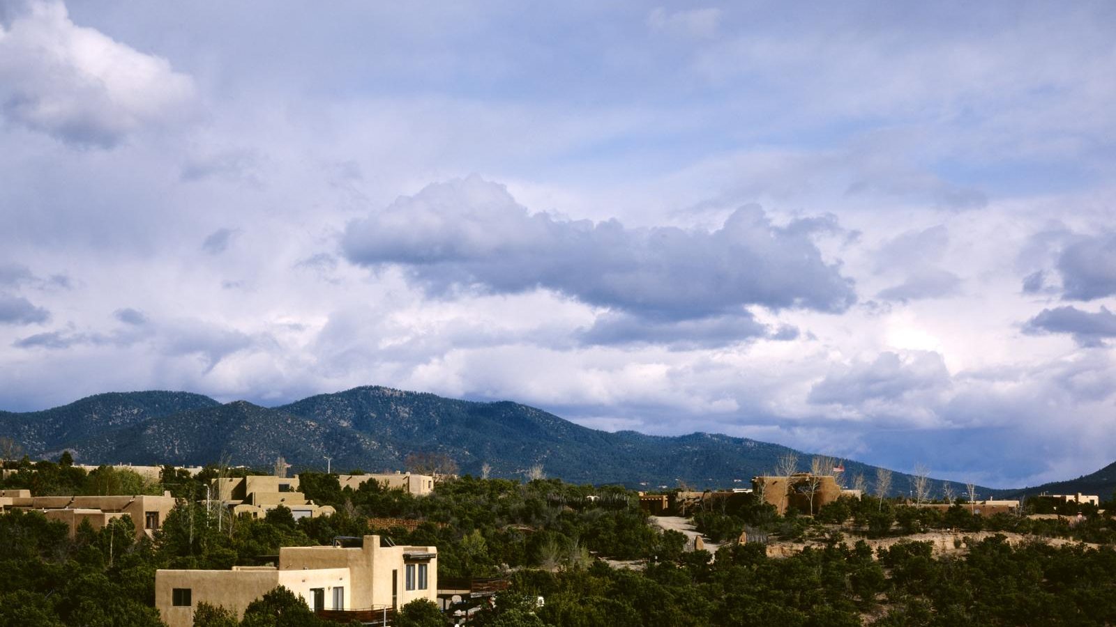 Santa Fe business leaders and entrepreneurs gathered for the AI strategy seminar in the evening